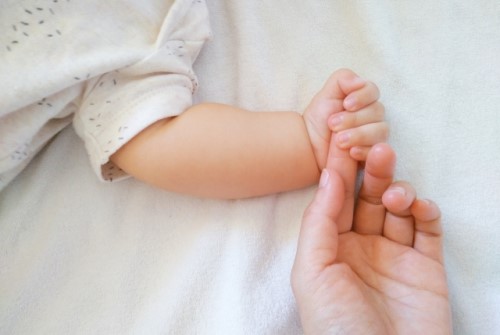赤ちゃんとお母さんの握手