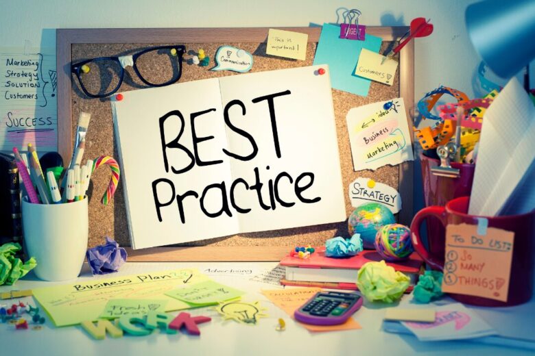 best-practiceの文字が張り付けてあるコルクボード