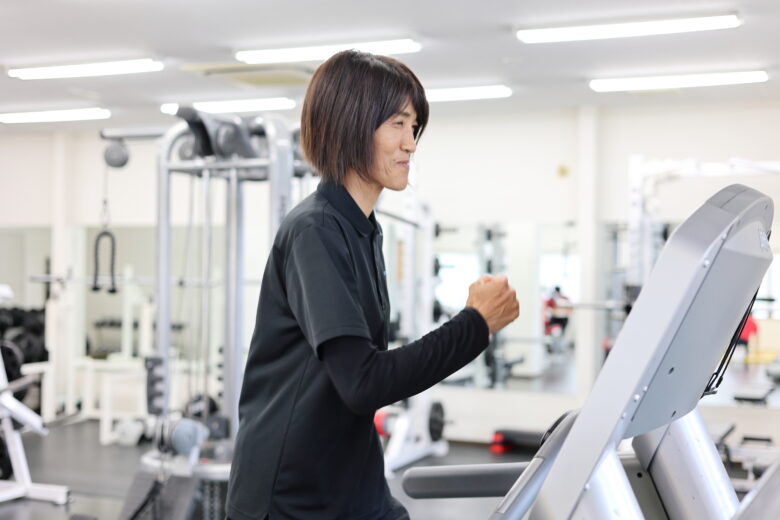 奥林千賀子トレーナーがパーソナルジムでウォーキングしている写真