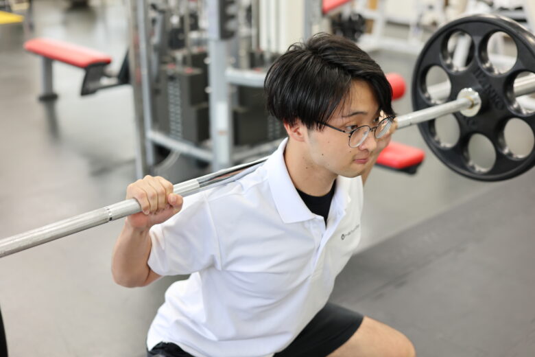 小林大輝トレーナーがパーソナルジムでトレーニングしている写真