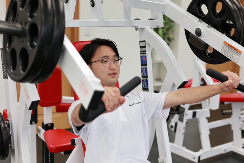 小林大輝トレーナーがパーソナルジムでトレーニングしている写真