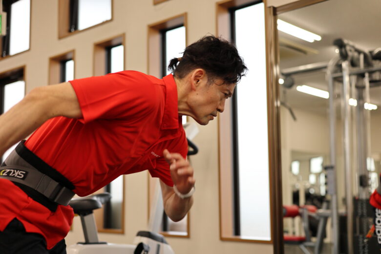 齊藤登トレーナーがパーソナルジムでトレーニングしている写真