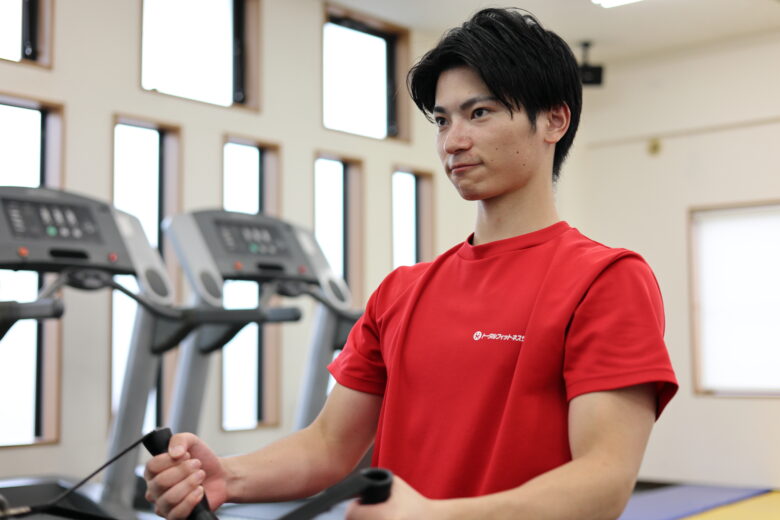 森咲真トレーナーがパーソナルジムでトレーニングしている写真