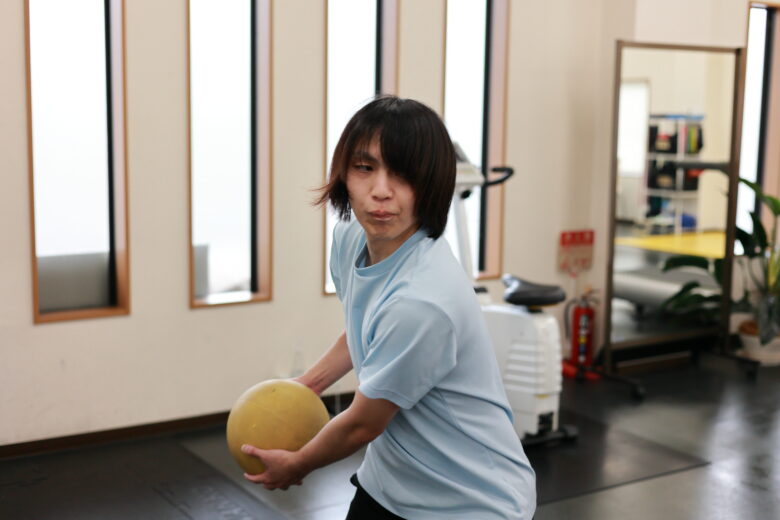 尾崎泰斗トレーナーがパーソナルジムでトレーニングしている写真