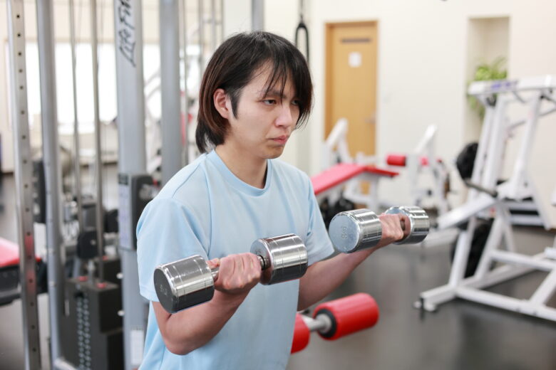 尾崎泰斗トレーナーがパーソナルジムでトレーニングしている写真