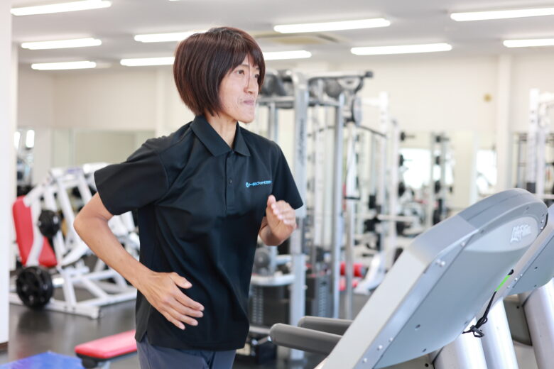 奥林千賀子トレーナーがパーソナルジムでランニングをしている写真