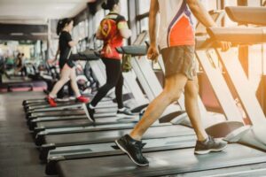 フィットネスクラブでウォーキングをしている人たち