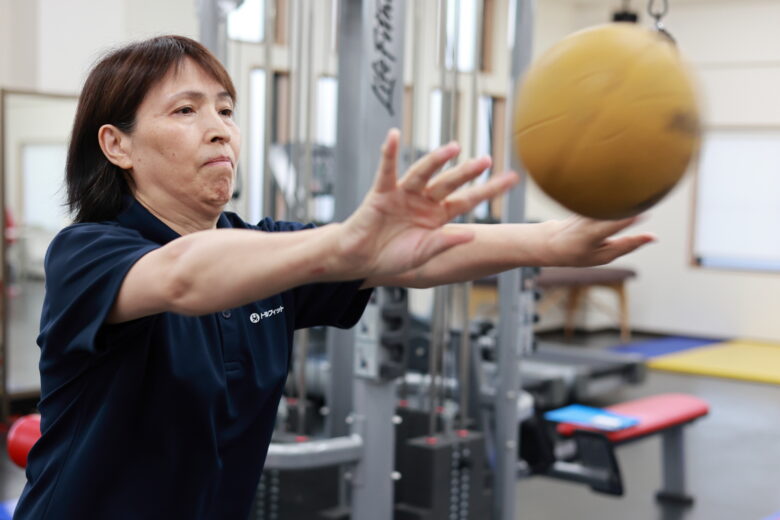 山田友子トレーナーがパーソナルジムでトレーニングしている写真
