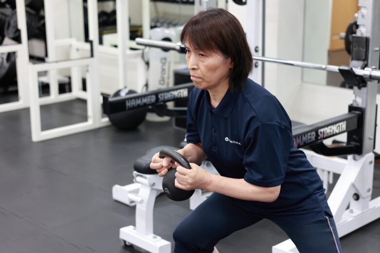 山田友子トレーナーがパーソナルジムでトレーニングしている写真