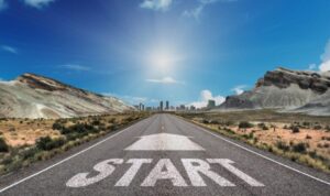 路面にスタートと書いてある直線の道