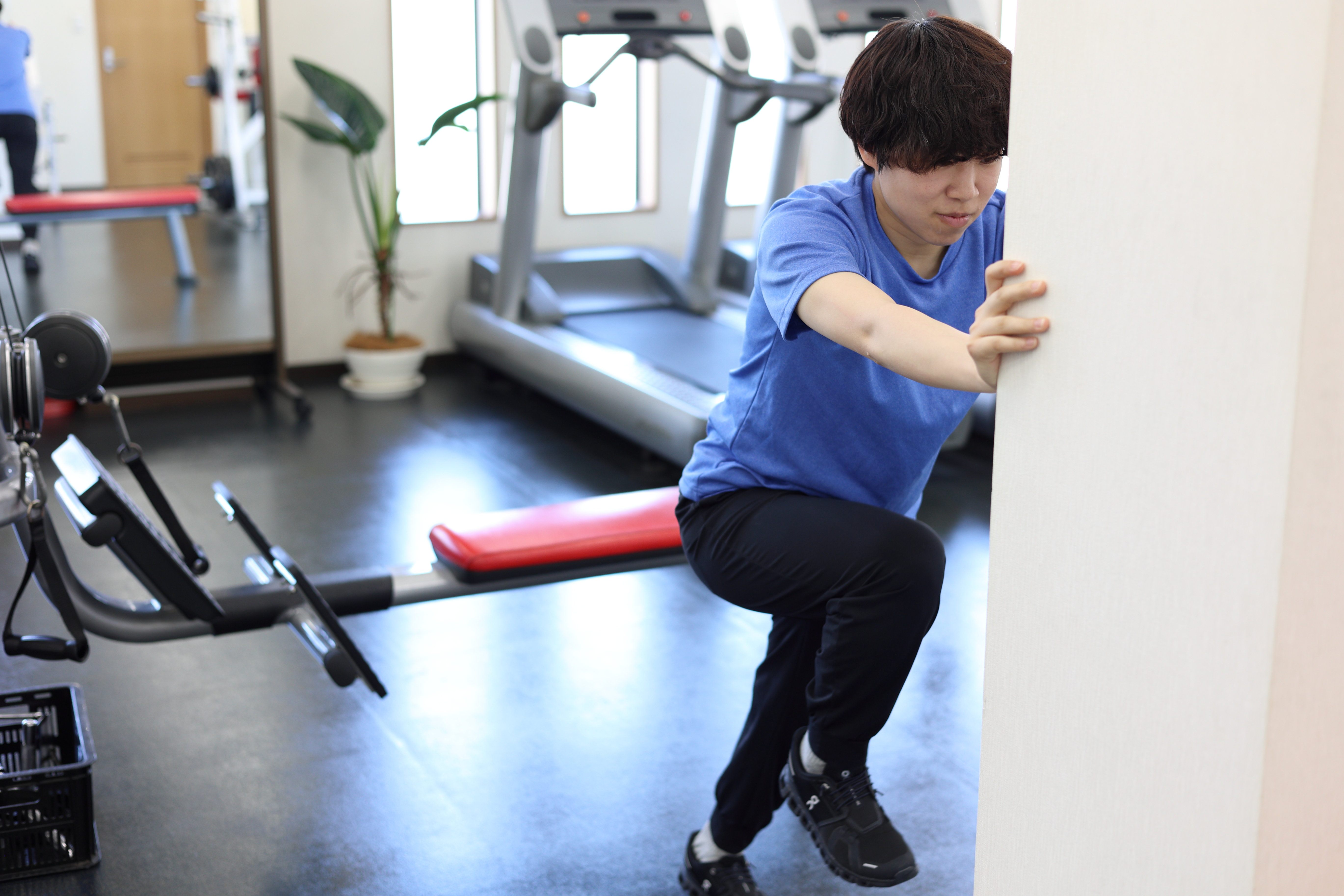 川元侑里トレーナーがパーソナルジムでウォールドリルをしている写真