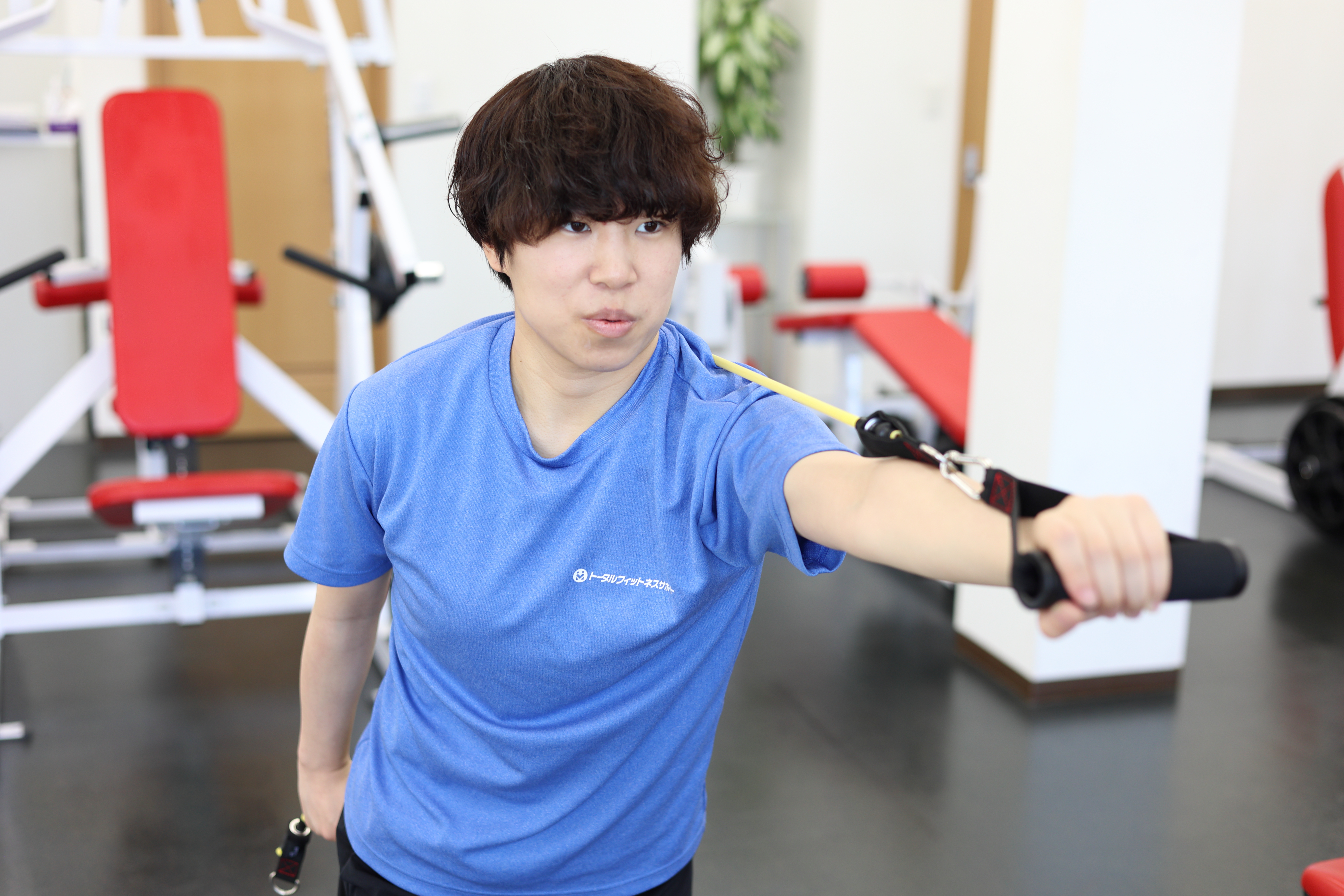 川元侑里トレーナーがパーソナルジムでPRIエクササイズをしている写真